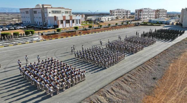 وزير الدفاع يؤكد رفع مستوى التنسيق والتعاون بين مختلف الوحدات والتشكيلات العسكرية لهزيمة الحوثيين