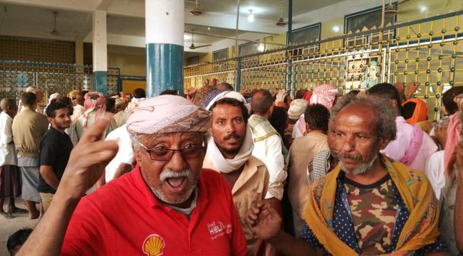 الجوع يدفع العساكر للتسول..!