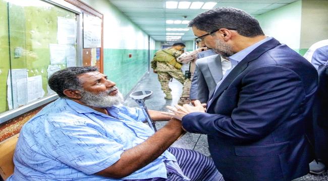 بن مبارك يزور مستشفى الجمهورية بعدن ويطلع على أوضاع المرضى