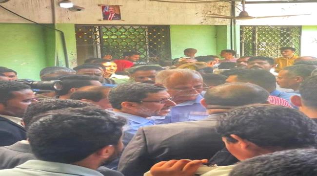 رئيس الحكومة يزور مصلحة الهجرة والجوازات والجنسية في عدن