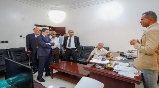 بن مبارك يوجه بإحالة قيادات في مصلحة الضرائب للتحقيق