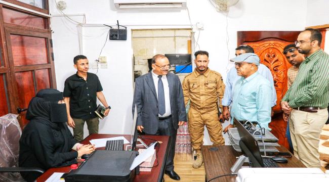 وزير النقل يتفقد سير العمل والانضباط في هيئة الطيران ويعقد اجتماعاً بقيادتها 