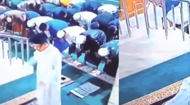 شاهد... إمام مسجد يسقط "متوفيا" أثناء صلاة الفجر