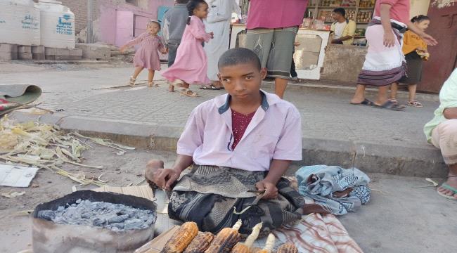 شاب معاق في لحج.. يصارع الحياة بكرامة 