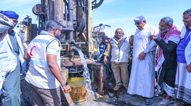 حضرموت... الإمارات تحفر بئر مياه ارتوازية في منطقة "الرقيبة" 