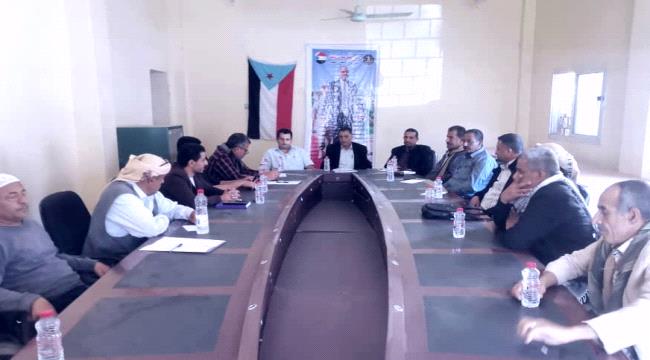 تنفيذي "يهر يافع" يناقش أداء نشاط الإدارات