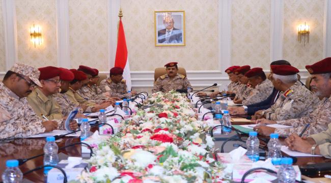 وزير الدفاع اليمني يجتمع بلجنة إعداد موازنة الوزارة