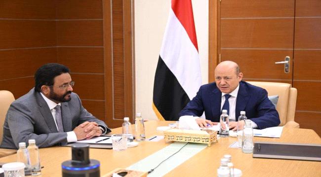 صحفي يمني : الشرعية مجرد بدلات وكرفتات في غرف "فندقية"