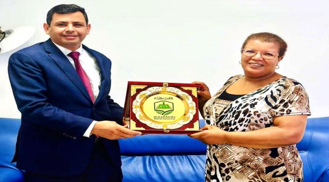 جامعة المهرة تكرم مديرة معهد الصحافة وعلوم الإخبار في تونس