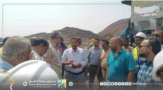 رئيس مجلس إدارة صندوق الطرق ومحافظ أبين  يطلعان على  أعمال الإسفلت لطريق  منحنيات العرقوب 
