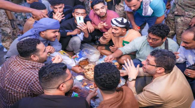 بن مبارك  يزور عدد من النقاط الأمنية ويتناول وجبة الإفطار مع شباب عدن