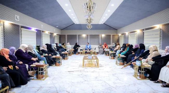 رئيس الوزراء يجدد التزامه بتمكين المراة اليمنية في مراكز القرار