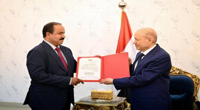 الرئيس العليمي يكرم مشروع "مسام" والبرنامج الوطني لنزع الالغام بوسامي الشجاعة