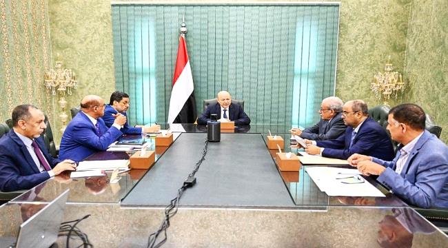 العليمي يجتمع برئيس الوزراء والمسؤولين المعنيين بالشأن الاقتصادي