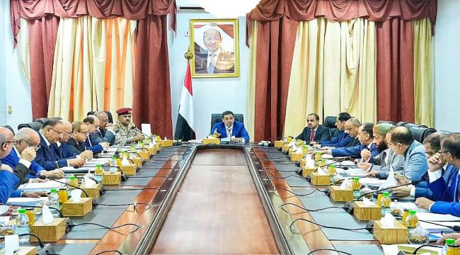 الحكومة تناقش الموضوعات المستجدة والعمل على وقف التدهور الاقتصادي والخدمي 