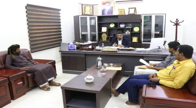 رئيس جامعة المهرة يلتقي إدارة مركز اللغة المهرية بالجامعة