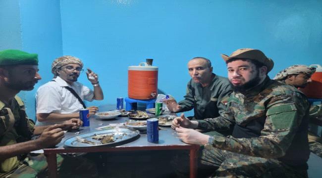 لحظة من الحوطة.. صورة تخلد تواضع وأخلاق قائد عسكري جنوبي 