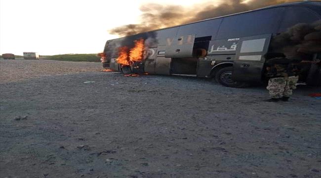 ركاب يهربون من الموت.. حريق يلتهم حافلة قادمة من السعودية في أبين 
