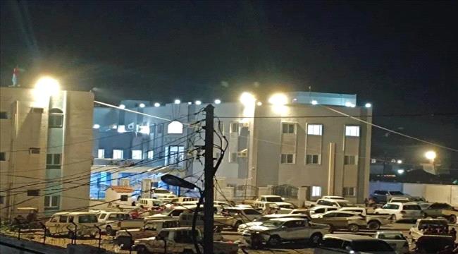 على خلفية رفع علم الجنوب.. انتشار عسكري واسع في محيط ديوان محافظة لحج