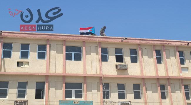 تحضيرية الاحتفال بذكرى أكتوبر بلحج توضح حقيقة رفع علم الجنوب على مبنى المحافظة 