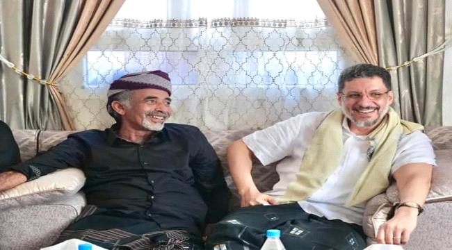 رئيس الحكومة يزور الفريق الركن محمود الصبيحي في منزله بمنطقة رأس العارة