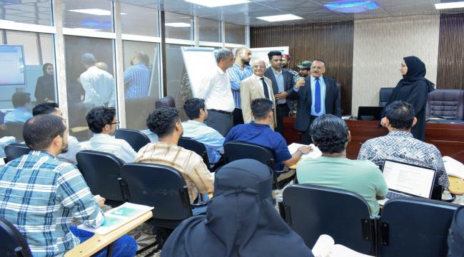 وزير النقل اليمني يتفقد سير الانضباط الوظيفي في الهيئة العامة للطيران المدني