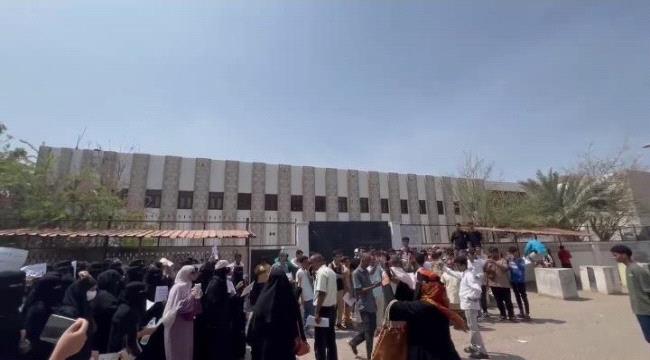 طلاب وطالبات ثالثة ثانوي ينفذون وقفة احتجاجية أمام مبنى وزارة التربية والتعليم