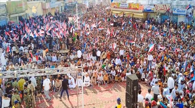 المكلا تشهد فعالية حاشدة "حضرموت أولا" (صور)