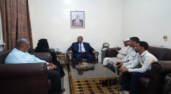 محافظ سقطرى يناقش مع وفد البنك الأهلي اليمني تعزيز مهامه ودوره الرقابي