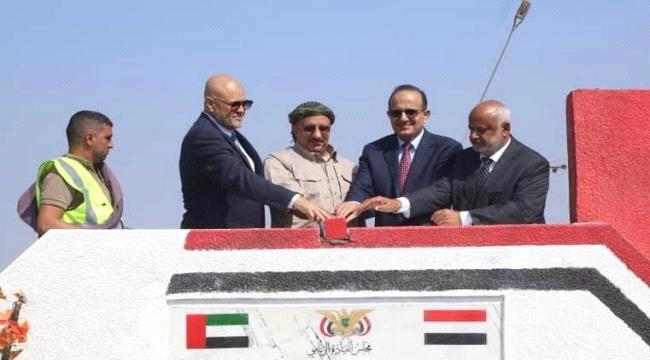 طارق صالح يضح حجر الأساس لمشروع إعادة تأهيل وصيانة طريق 