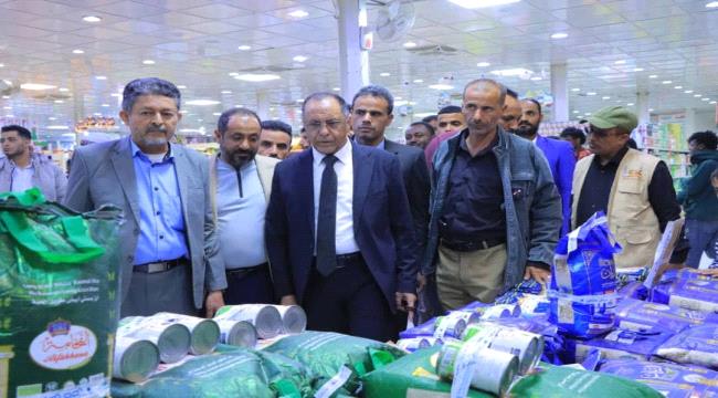 وزير الصناعة والتجارة يطلع على مدى الإلتزام بالتخفيضات السعرية في أسواق مأرب