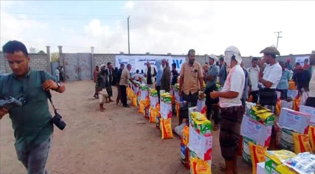 تدشين توزيع 489 سلة غذائية و136 مادة إيوائية لمتضرري السيول في عدن ولحج
