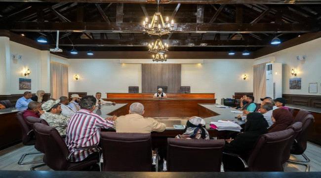 مدير مديرية صيرة يناقش أداء المكاتب التنفيذية ويهنئ الشعب الجنوبي بالانتصارات