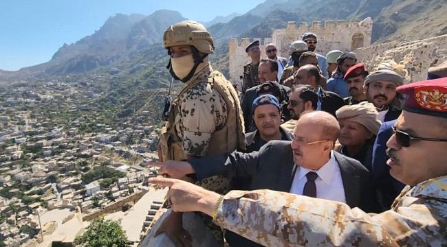 رئيس البرلمان اليمني يتفقد جبهات القتال وخطوط التماس في تعز