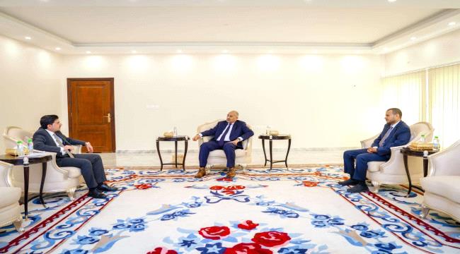 الرئيس الزبيدي يستقبل نائب وزير المياه في القصر الرئاسي