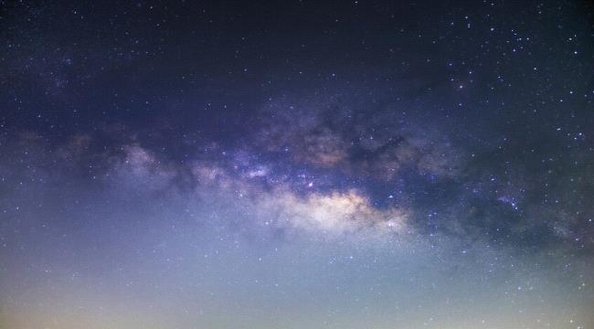 ومضات زرقاء غامضة قادمة من الفضاء