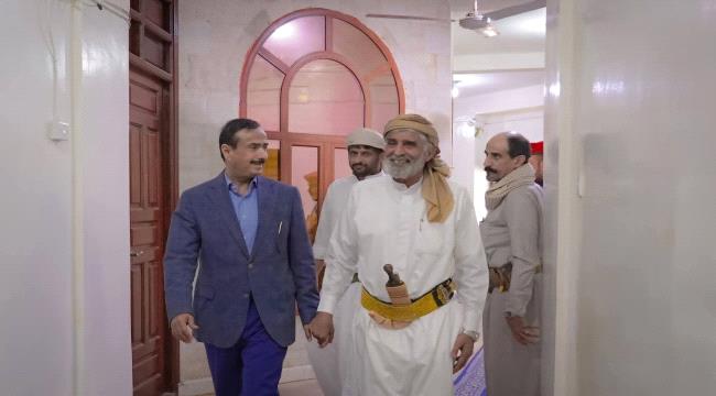 اصطفاف شعبي واسع في شبوة خلف المحافظ 