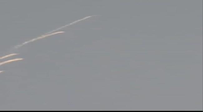 طيران حربي يلقي قنابل دخانية في سماء المهرة بالتزامن مع مباحثات سعودية–عُمانية