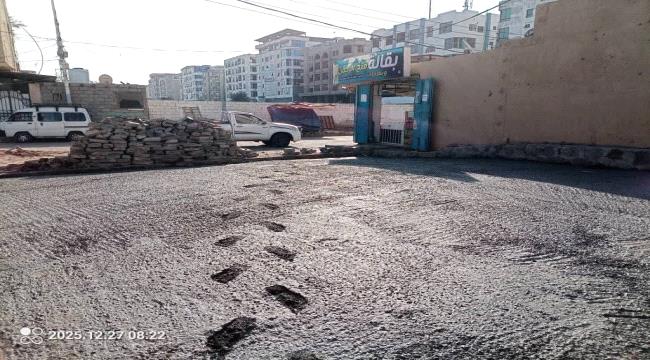 مديرية المعلا.. استمرار العمل بإنشاء مصدات السيول في حي الكبسة