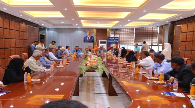 المحافظ يفتتح حزمة مشاريع خدمية وتنموية في مديرية خور مكسر