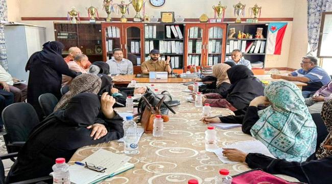 اجتماع يناقش خطة الاستعداد للفصل الدراسي الثاني في مدارس مديرية صيرة
