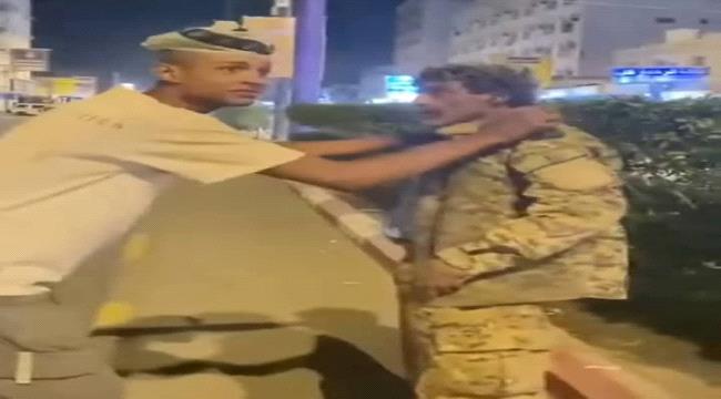 أمن العاصمة عدن تلقي القبض على شخص يعتدي على المواطنين