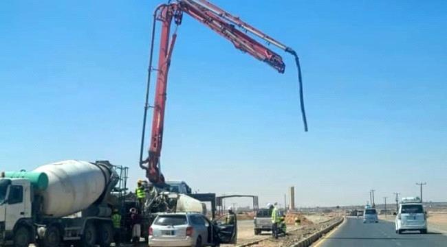 شبوة.. البدء بأعمال تركيب أعمدة نقل الطاقة من المشروع الشمسي إلى محطة عتق
