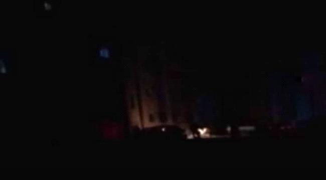 صحفي يكشف فضيحة إيرادات عدن: مليارات تُنهب والمدينة تغرق في الظلام