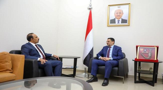رئيس الوزراء ومحافظ حضرموت يناقشان حلولًا عاجلة لتحسين الخدمات وتعزيز الاستقرار