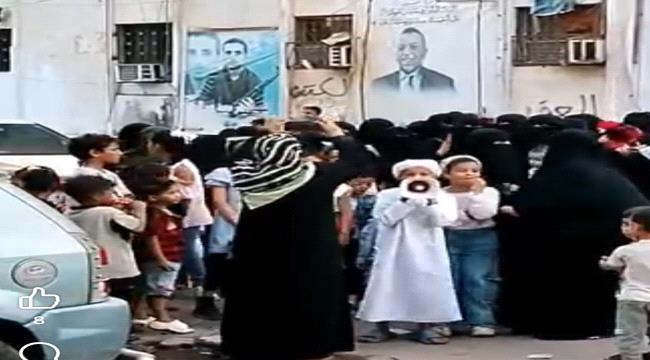 النساء في عدن ينتفضن وينفذن مظاهرة غاضبة احتجاجا على تردي الأوضاع المعيشية