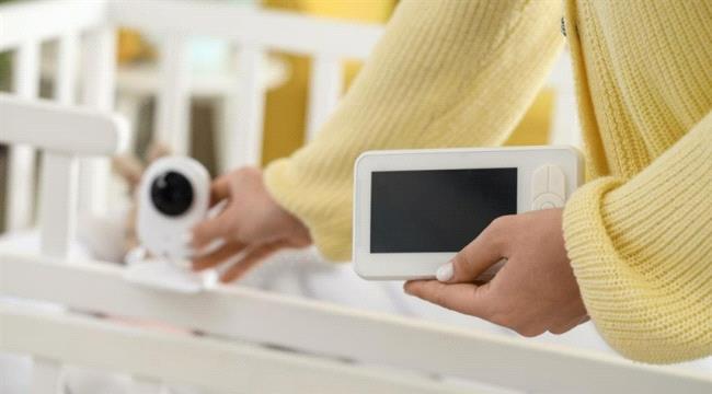 أم ترصد اكتشافاً صادماً حول كاميرات المراقبة.. ماذا حدث؟