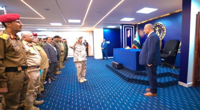 الزبيدي يعقد اجتماعا موسعا مع القادة العسكريين والأمنيين الجنوبيين
