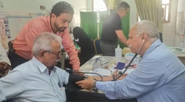 البيشي يواصل معاينة مرضى المخيم الطبي المجاني للأمراض المزمنة في عدن
