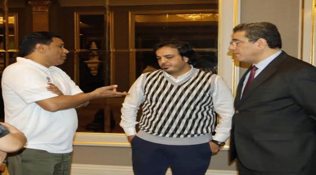انتقادات لوزير الكهرباء بسبب زيارته للمنتخب في قطر وسط أزمة كهرباء عدن